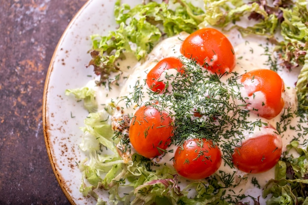 Gebackenes Schweinefleisch mit Kirschtomaten in Sauce mit französischem Senf. Draufsicht