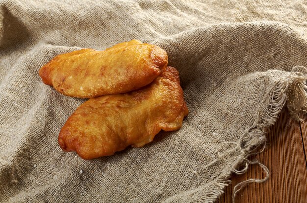 Gebackenes traditionelles Fleischgebäck von Chebureki