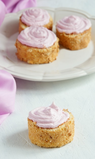 Foto gebäck (brötchen) mit sahne