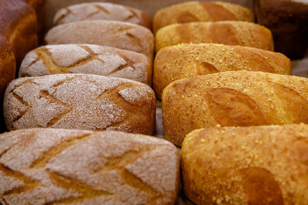 Gebäck, Brotlaibe im Regal oder Vitrine in Bäckerei oder Laden