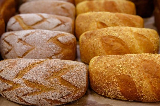 Gebäck, Brotlaibe im Regal oder Vitrine in Bäckerei oder Laden