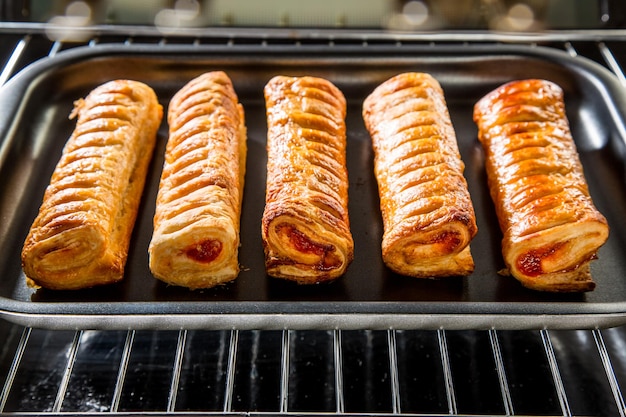 Gebäck im Ofen backen. Kochen im Ofen.