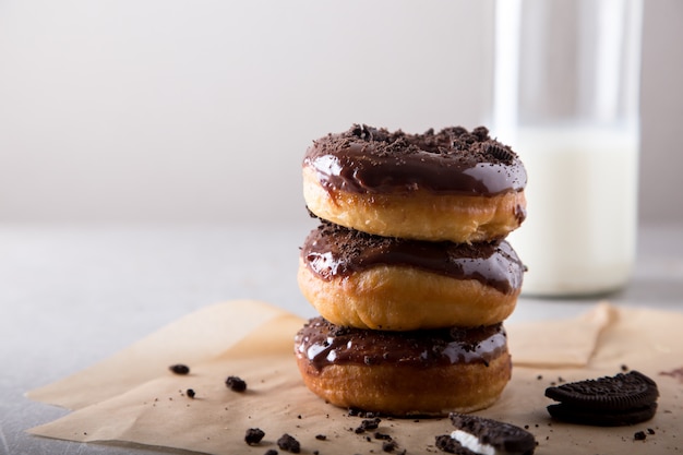 Gebäck-Konzept. Donuts mit Schokoladenglasur und Schokoladenplätzchen