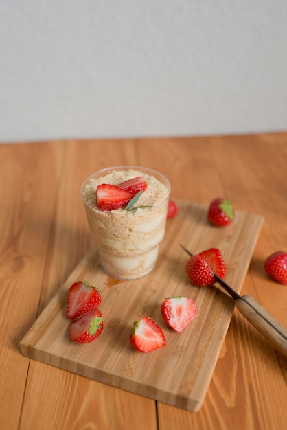 Gebäck mit Erdbeeren dekoriert