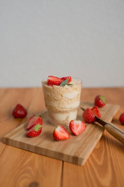 Gebäck mit Erdbeeren dekoriert