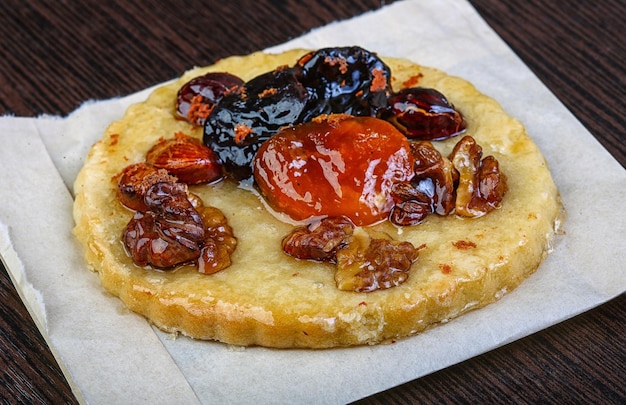 Gebäck mit Nüssen und Beeren