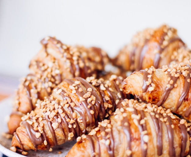 Gebäckkekse und Croissants, süße Desserts, die bei Wohltätigkeitsveranstaltungen serviert werden.