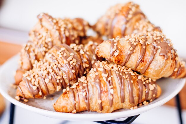 Gebäckkekse und Croissants, süße Desserts, die bei Wohltätigkeitsveranstaltungen serviert werden.