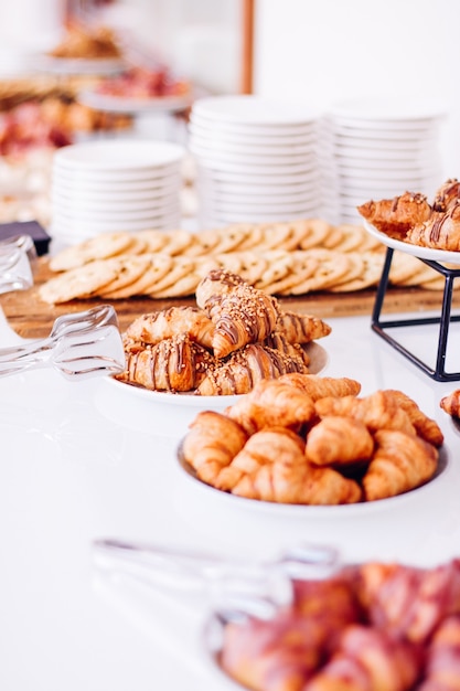 Gebäckkekse und Croissants, süße Desserts, die bei Wohltätigkeitsveranstaltungen serviert werden.