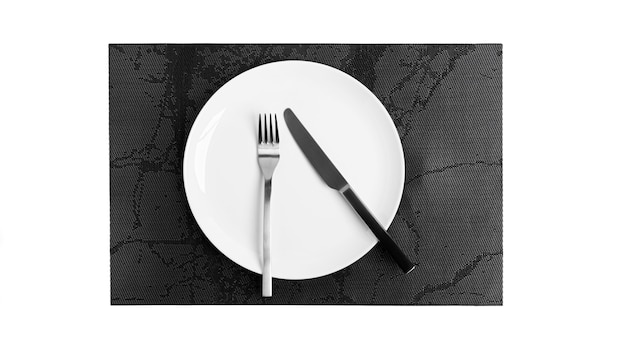 Gebärdensprache mit Besteck. Ein Teller mit Besteck auf einem weißen Hintergrund. Teller, Messer, Gabel auf weißem Hintergrund. Foto in hoher Qualität