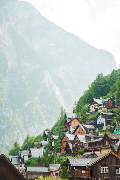 Gebäude am felsenrand sommerzeit hallstatt österreich