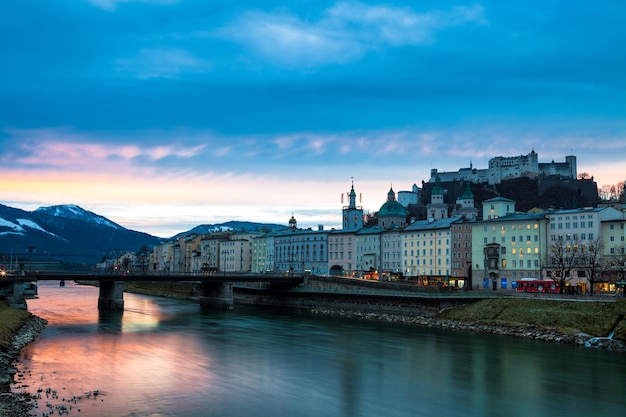 Foto gebäude am fluss gegen den bewölkten himmel in der stadt