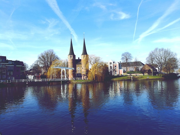 Foto gebäude am fluss gegen den blauen himmel