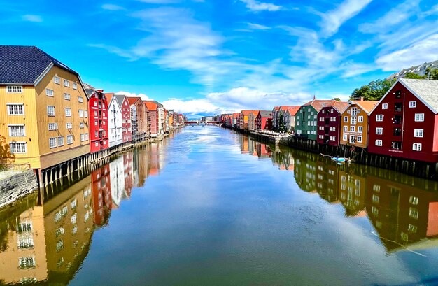 Foto gebäude am fluss gegen den himmel