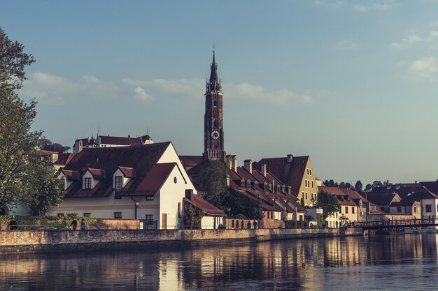 Foto gebäude am fluss gegen den himmel