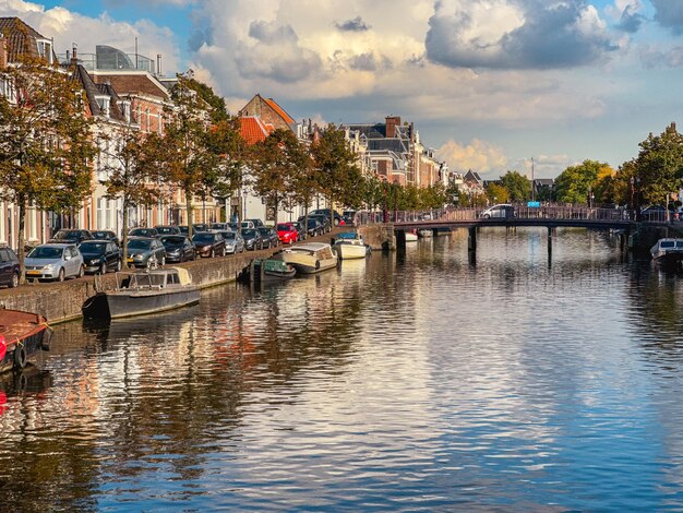 Foto gebäude am fluss gegen den himmel