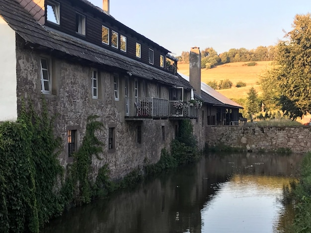 Foto gebäude am fluss gegen den himmel