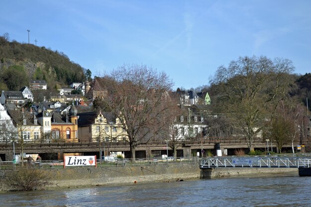 Foto gebäude am fluss gegen den himmel