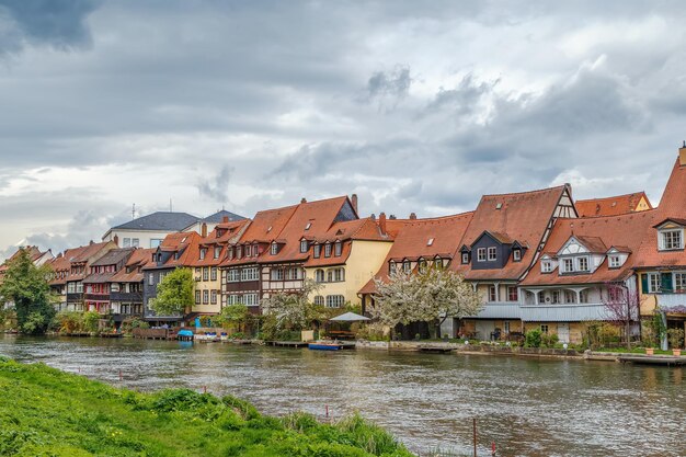 Foto gebäude am fluss gegen den himmel.