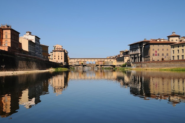Gebäude am Fluss gegen den klaren blauen Himmel