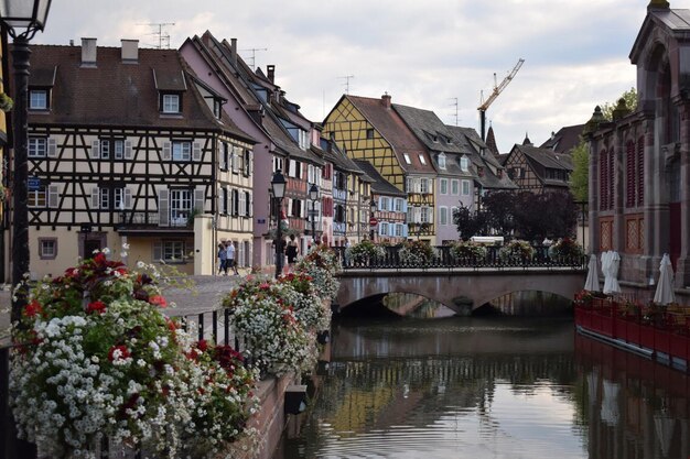 Foto gebäude am fluss in der stadt gegen den himmel