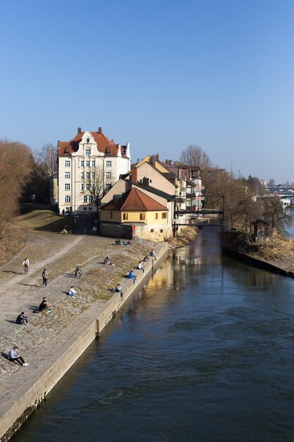 Gebäude am Fluss vor klarem Himmel