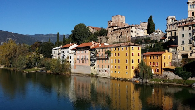 Gebäude am Fluss vor klarem Himmel