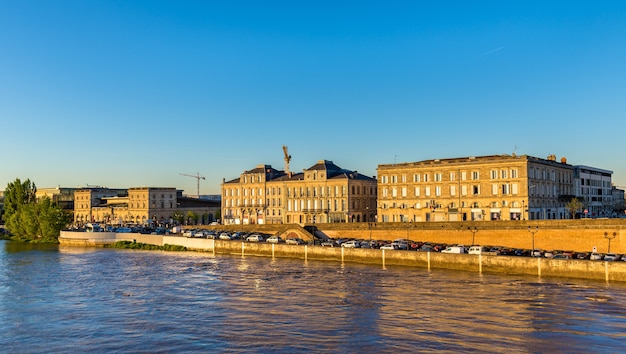 Gebäude am Flussufer der Garonne in Bordeaux - Frankreich, Gironde