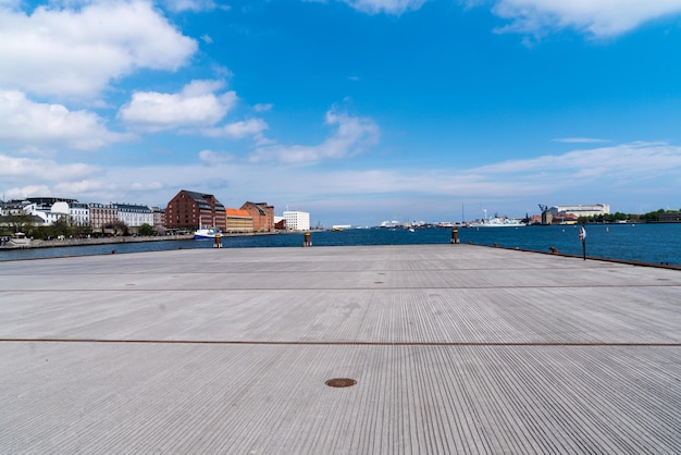 Foto gebäude am meer gegen den blauen himmel