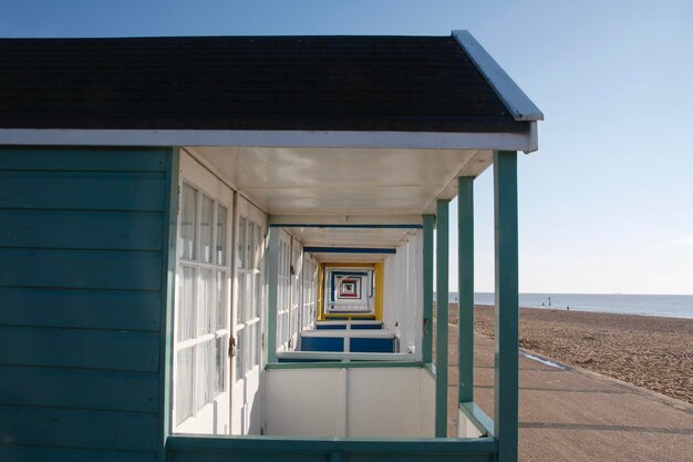 Foto gebäude am meer gegen einen klaren himmel