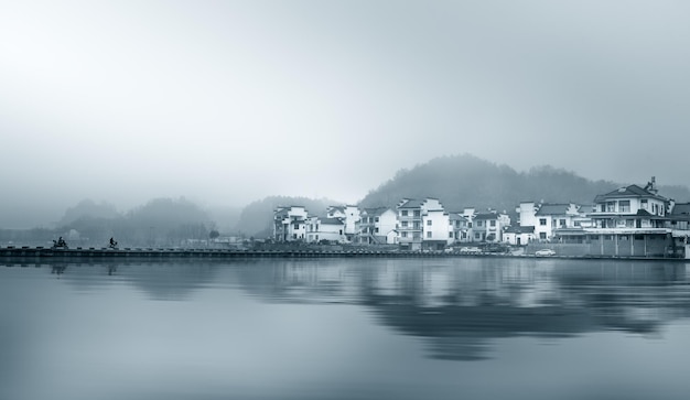 Gebäude am See gegen den Himmel in der Stadt