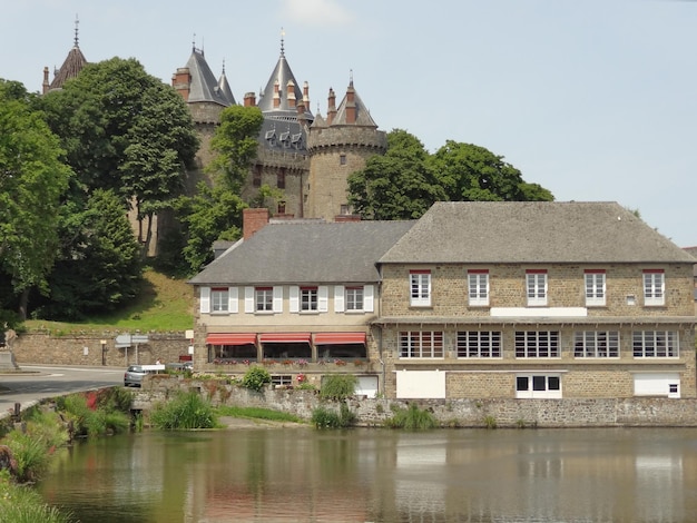 Foto gebäude am see gegen den himmel