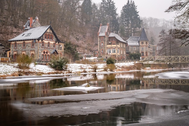 Foto gebäude am see im winter