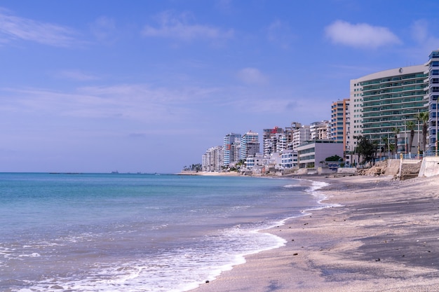 Gebäude am Strand von Salinas, Ecuador