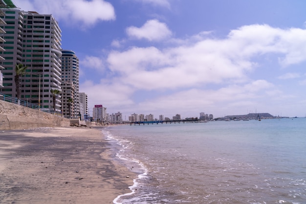 Gebäude am Strand von Salinas, Ecuador