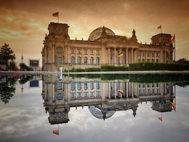 Gebäude am Teich bei Sonnenuntergang