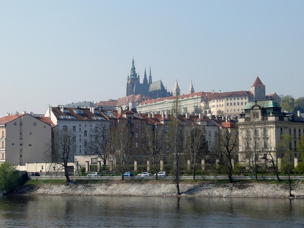 Gebäude am Ufer mit Kirche im Hintergrund