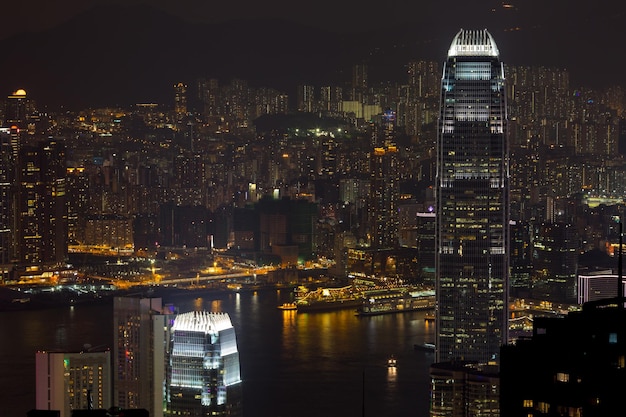 Gebäude am Victoria Harbour in der beleuchteten Stadt bei Nacht