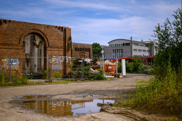 Foto gebäude an der pfütze in der stadt gegen den himmel