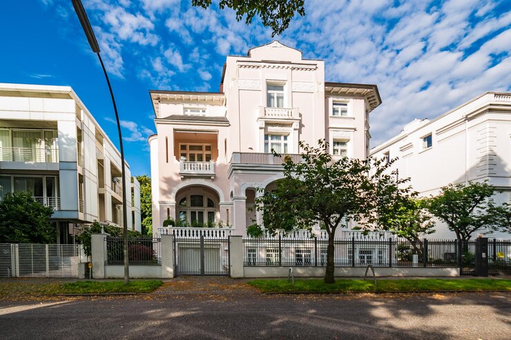 Foto gebäude an der straße gegen den blauen himmel