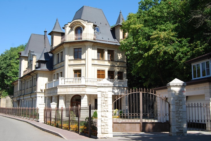 Foto gebäude an der straße vor klarem himmel