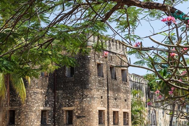 Gebäude aus Stein mit den Mauern der Festung Sansibar Tansania