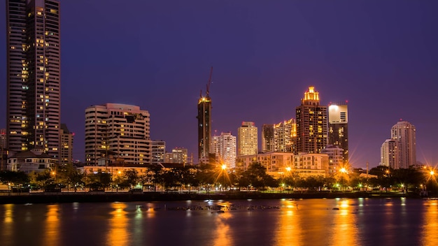 Gebäude bei Nacht Nachtansicht von Bangkok vom See Ratchada