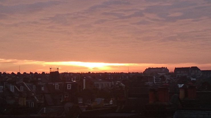 Foto gebäude beim sonnenuntergang