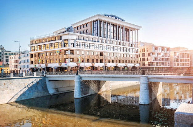 Gebäude der Gazprombank in der Balchug-Straße in Moskau. Blick vom Kadashevskaya-Damm des Obvodny-Kanals und der Chugunny-Brücke.