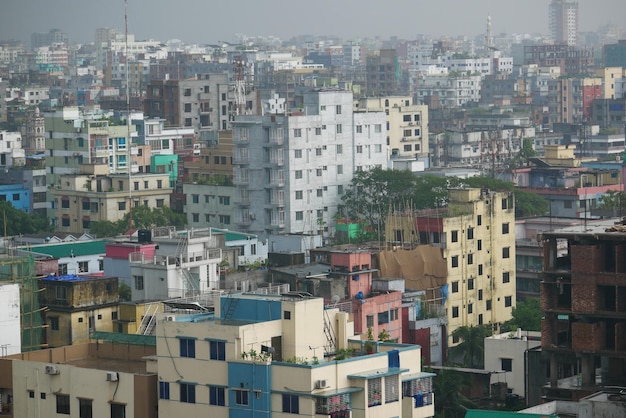 Gebäude der Stadt Dhaka am sonnigen Tag