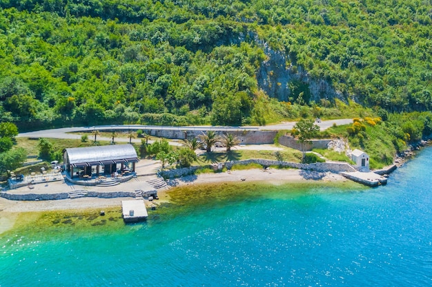 Gebäude eines Cafés auf dem Strand von oben