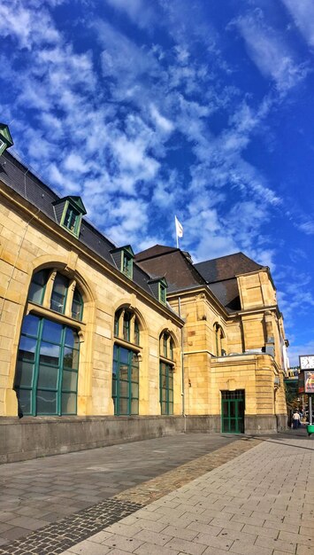 Gebäude gegen blauen Himmel und Wolken