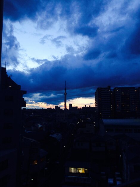 Gebäude gegen den bewölkten Himmel bei Sonnenuntergang