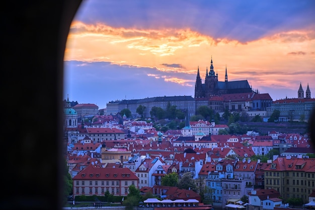 Gebäude gegen den bewölkten Himmel durch das Fenster
